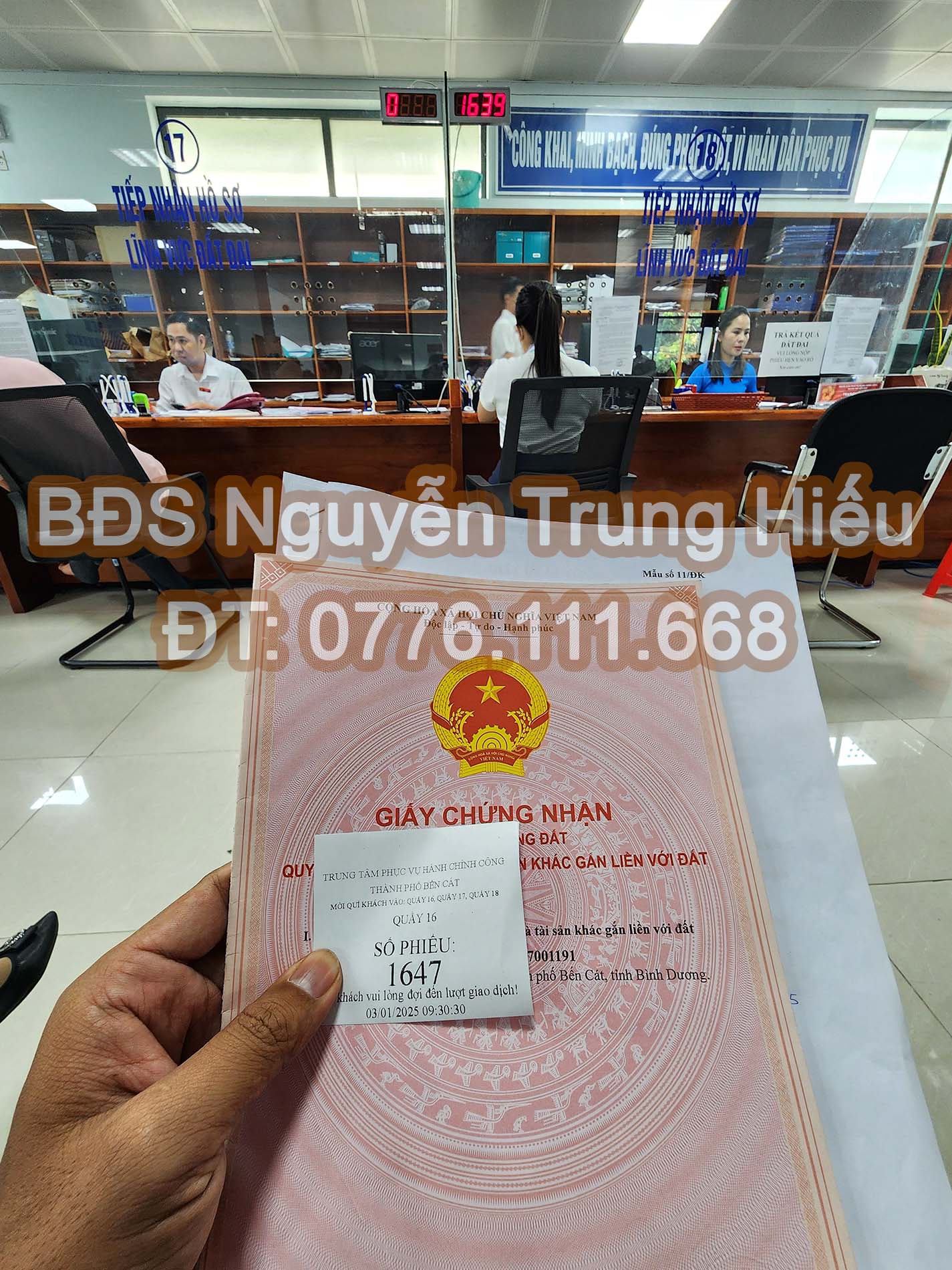 Lấy số thứ tự khi làm dịch vụ sang tên tại một cửa Bến Cát.jpg (396 KB)