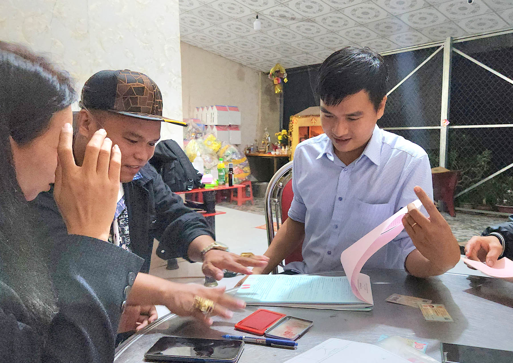 Đặt cọc và nhận hồ sơ sang tên trọn gói tại nhà khách hàng khi giao dịch.jpg (396 KB)