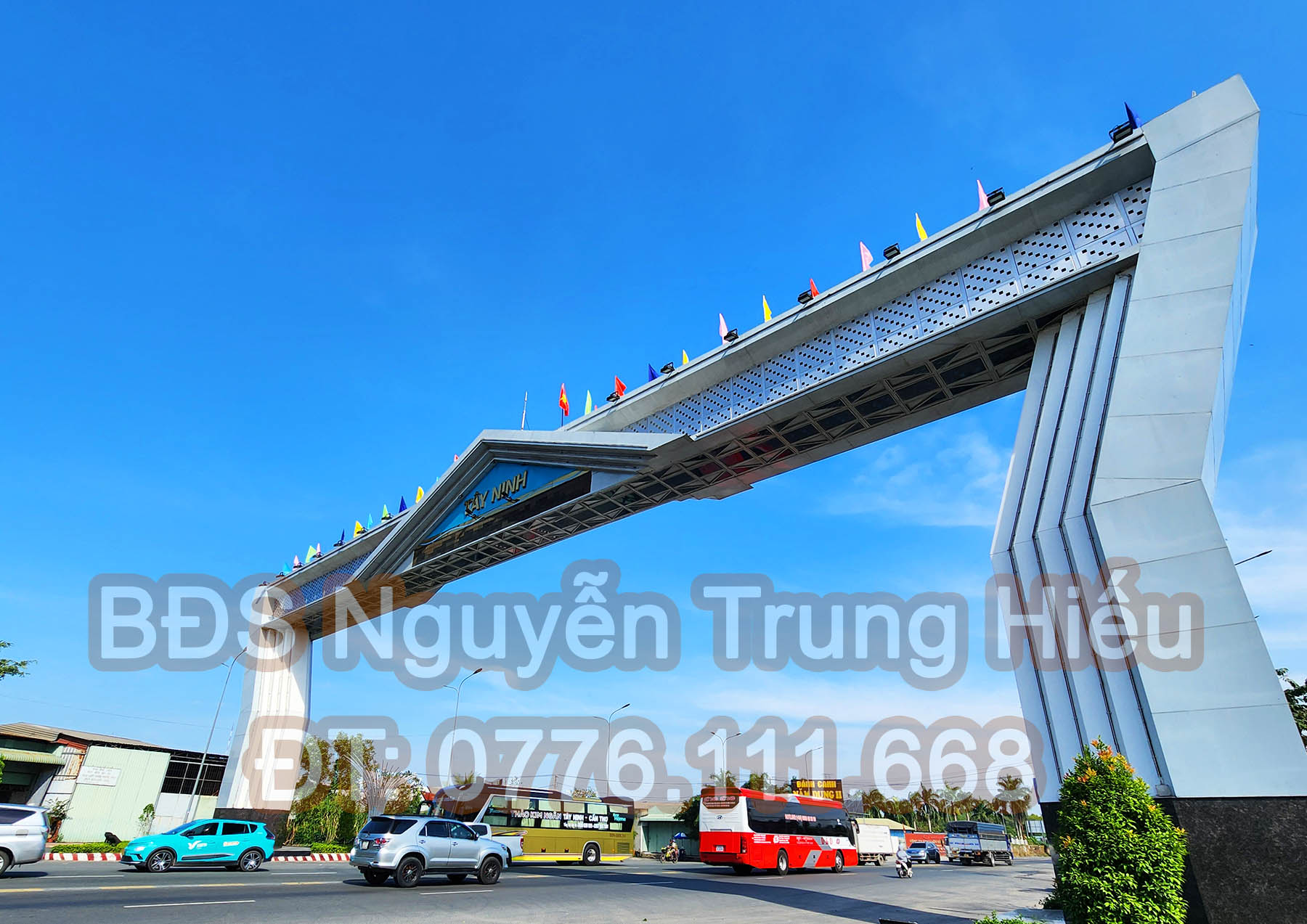 Cổng chào Tây Ninh giáp ranh địa phận thành phố Hồ Chí Minh.jpg (315 KB)